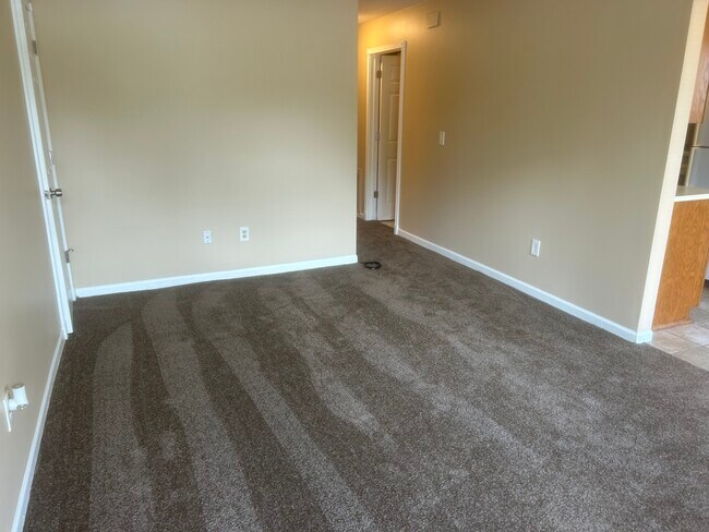 19102 E 14 Mile Rd unit 19102 14 mile rd, Roseville, MI 48066 - photo 2