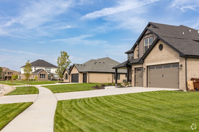 A row of mixed style of homes with large green lawns of Lakeview Estates of Frankfort, IL.