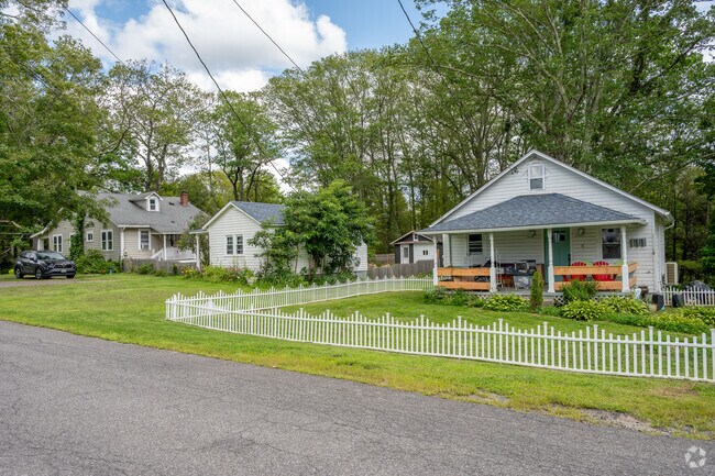 The average home listing price in Napanoch is $139,000 to $350,000.