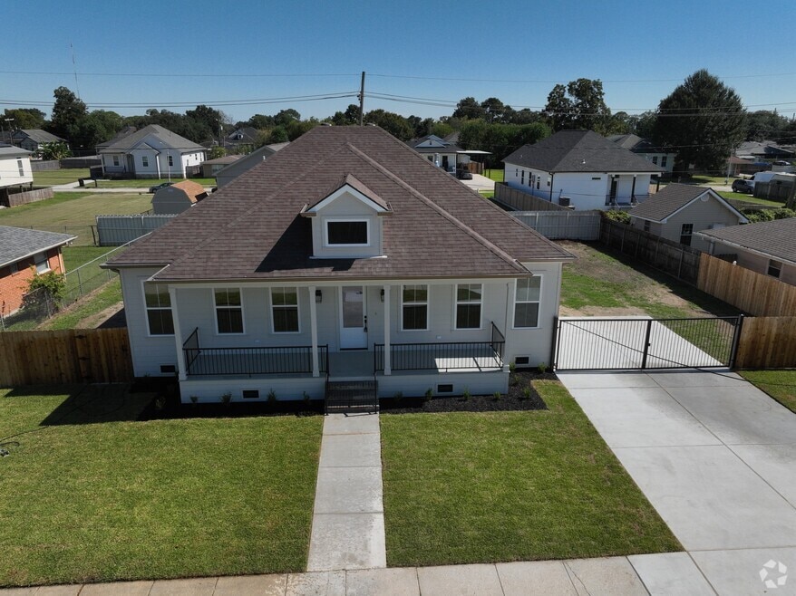 2329 Congressman Hebert Dr, Chalmette, LA 70043 - photo 2