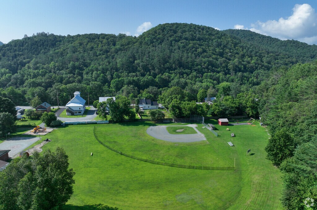 Sharon Elementary School serves the youngest students of the town of Sharon.