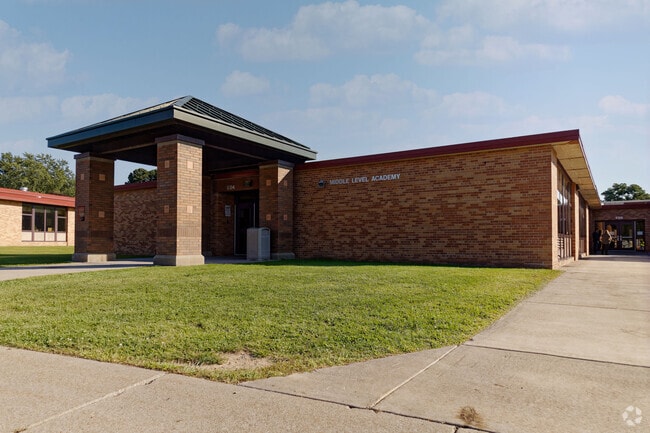 East Rochester Elementary School has 458 students in grades PK, and K-5.