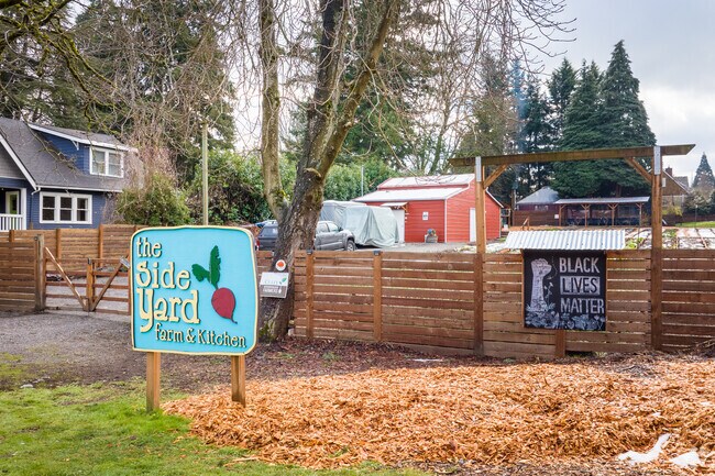 The entry sign to The Side Yard farm & kitchen.