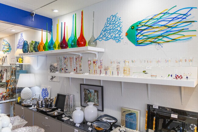 The products available at Malbi Italian Artisan Decor combine elegance and craftsmanship.