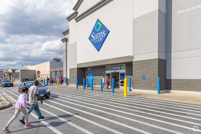For big-box retailers like Sam's Club, Golden Ring Plaza is only 3.5 miles from Cedonia.