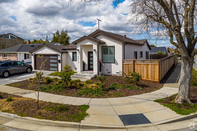 A New Traditional Corner Lot Home in Bucknall.