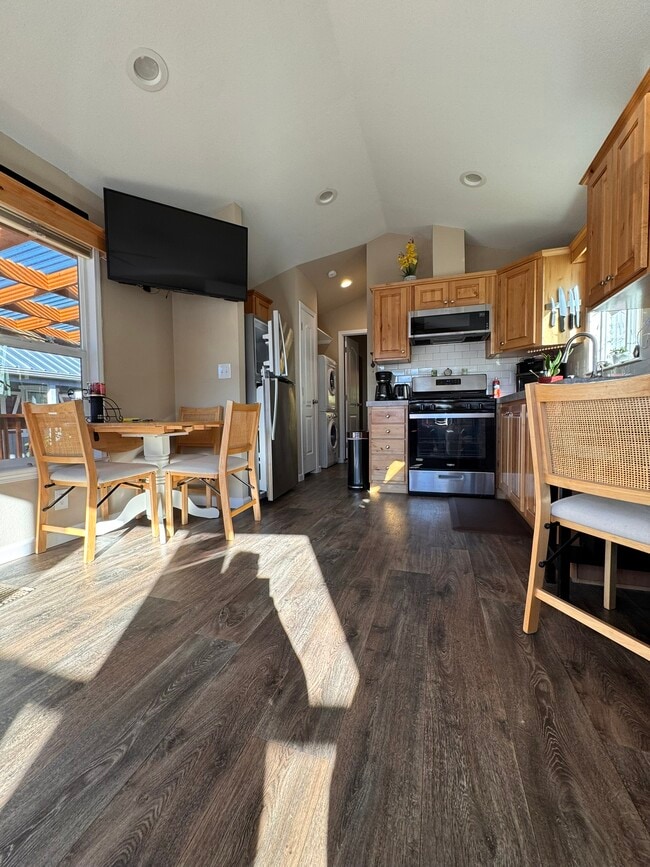 Kitchen/Dining galley