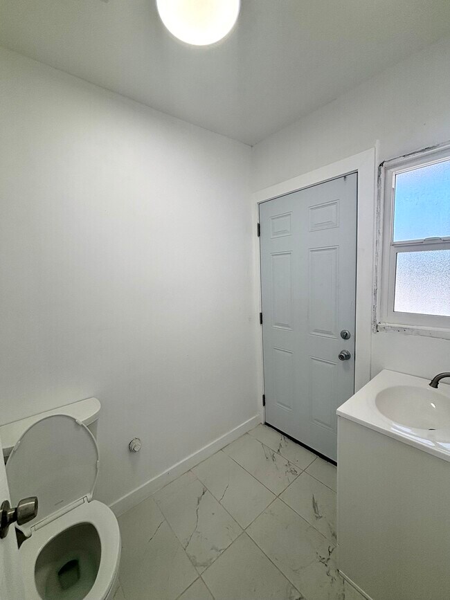 1956 1/2 Park Grove Ave, Los Angeles, CA 90007 - photo 4