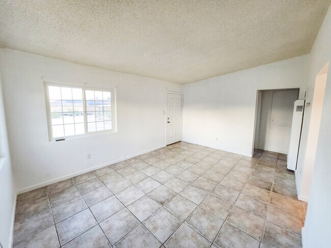5527 Baileya Ave unit C, Twentynine Palms, CA 92277 - photo 6
