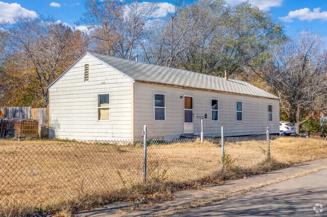 Many homes in Planeview United have similar architectural styles.