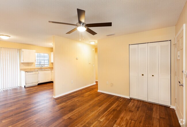 2BD/1BA - 906 SqFt - Living Room