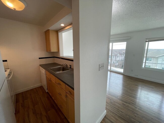 Bayview Apartments | Bright Units with Easy Transit Options, Seattle, WA 98144 - photo 2