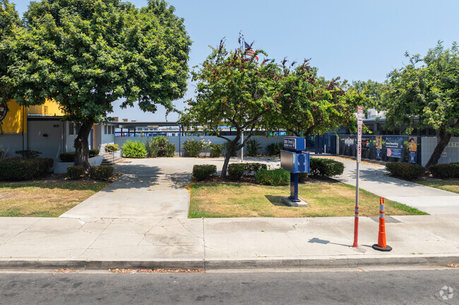 186th St Elementary School has a total of 645 students.