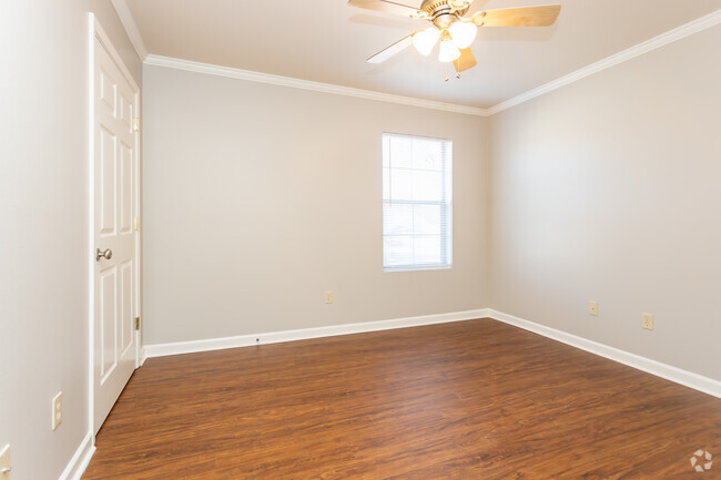 2BR, 2BA - 1,060SF