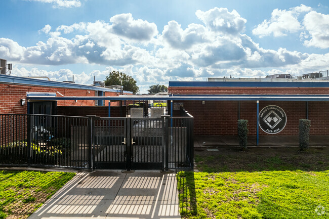 Simons Middle School scores a C on Niche.