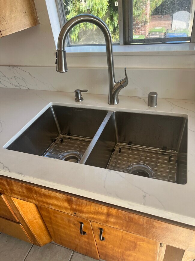 1022 W 25th St unit 1, San Pedro, CA 90731 - photo 2