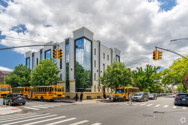 Courses at Mesivta Imrei Yosef Spinka encourage critical thinking & creativity.