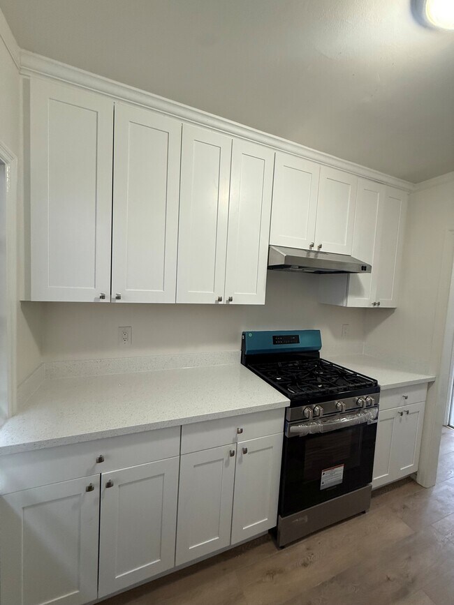 1114 Capuchino Ave, Burlingame, CA 94010 - photo 2