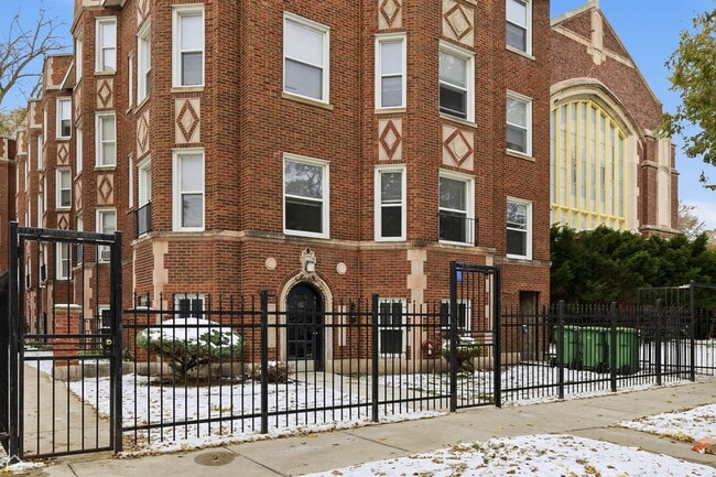 7608 S Saginaw Ave, Chicago, IL 60649 - photo 3