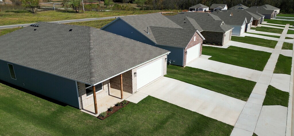 Cottage Walk Photo Streetscape 10 10 25