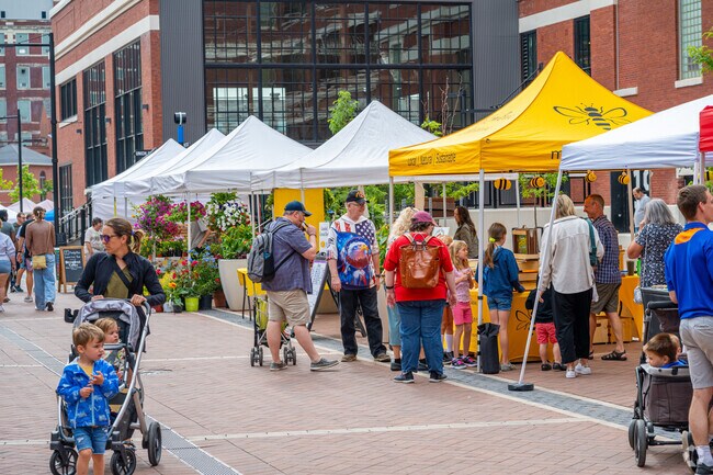 The Fort Wayne Farmers Market is just up the road from Broad River at Union Street Market.