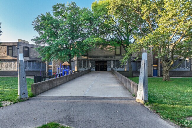 Back entrance in Allegheny Commons Park to Pittsburgh King K-8.