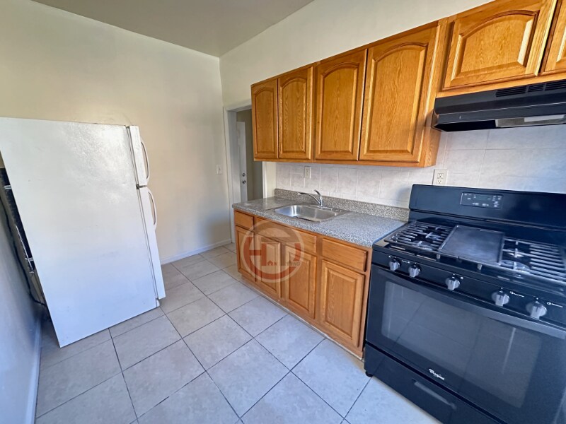 3132 Buhre Ave unit 6, Bronx, NY 10461 - photo 1