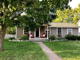 112 Chippewa St, Elk Rapids, MI 49629