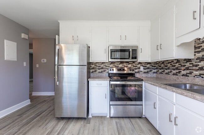 2BR, 1BA - 916SF - Kitchen