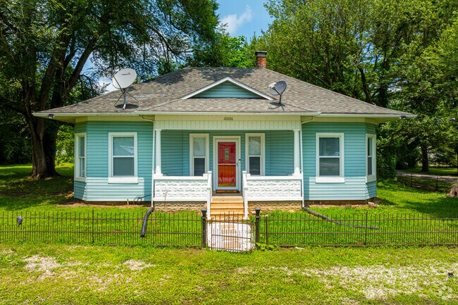 This vibrant Bungalow style house in Colburn has a lovely front porch.