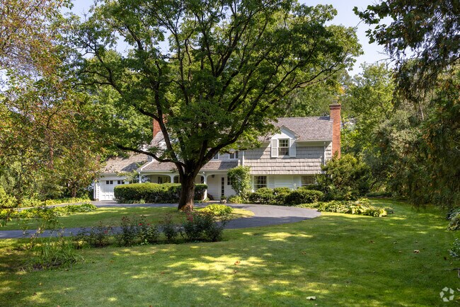 Houses close to the river include large estates and are priced between $600,000 and $900,000.