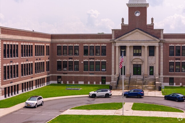 Emmet Belknap Intermediate School has 579 students.
