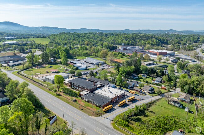 Valmead Elementary School lies outside of Lenoir, NC.