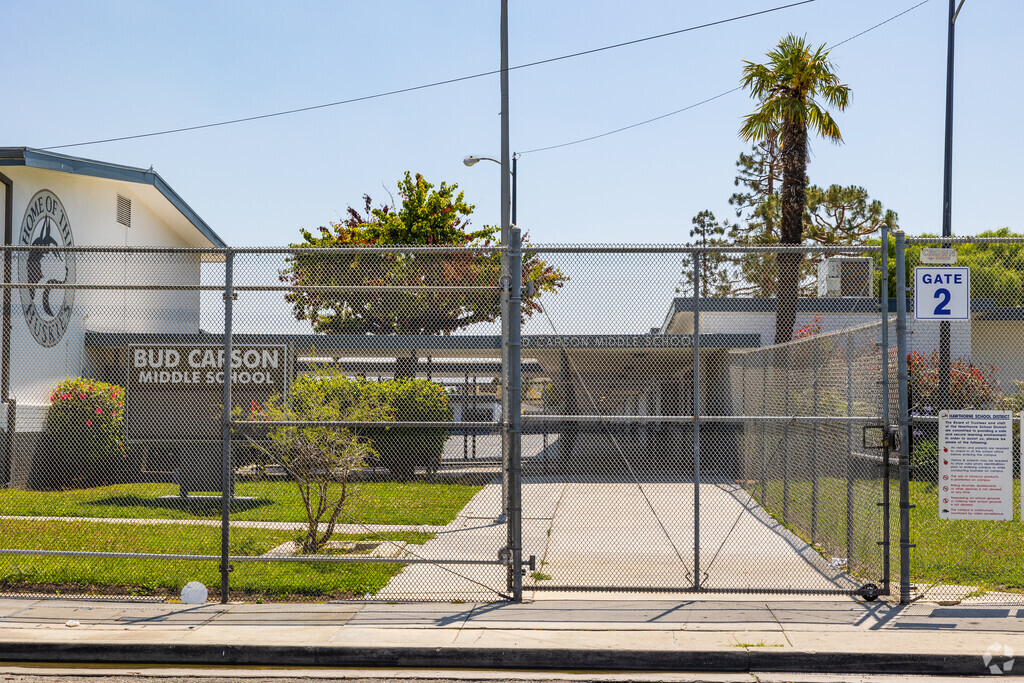 Bud Carson Middle School in Hawthorne, CA is the home of the Huskies.