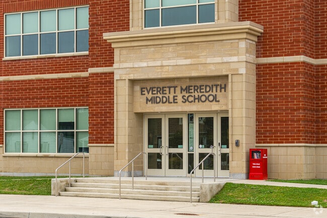 There is a 15 to 1 student-teacher ratio at Everett Meredith Middle School.