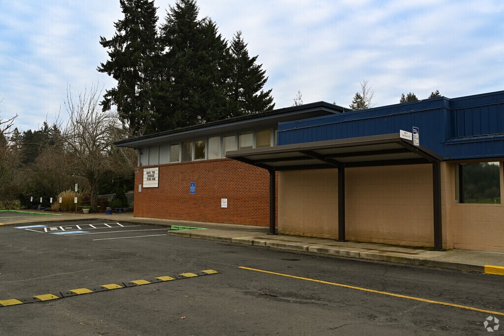 Abiqua Academy provides education in the neighborhood of 
Salem Hills.