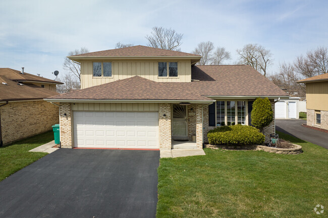 Split Level Home on Residential Street of Phoenix with Nicely Kept Green Lawn