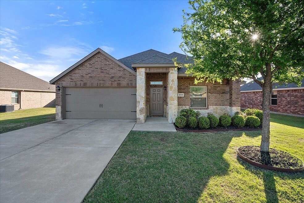 1545 Meadowlake Dr, Waxahachie, TX 75165 - photo 1