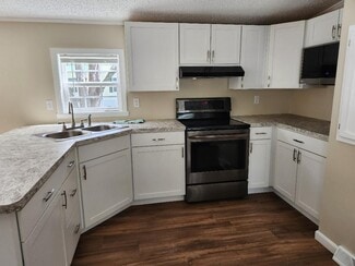 16 Kimberly St, Palmyra, ME 04965