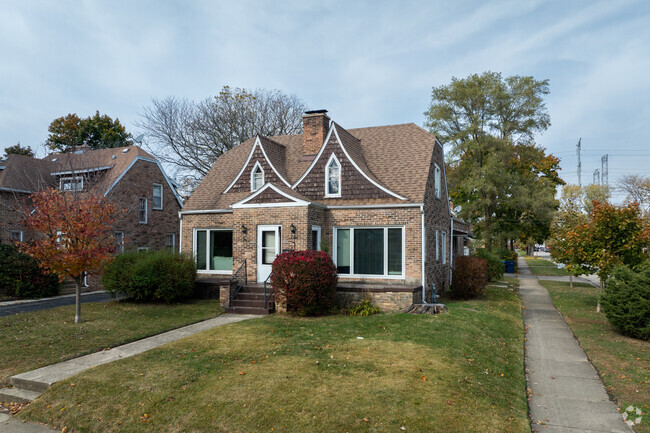There are a variety of architectural styles showcased in Marquette Highlands.