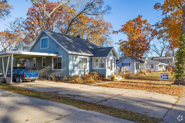 There are many different styles of homes in North Muskegon.
