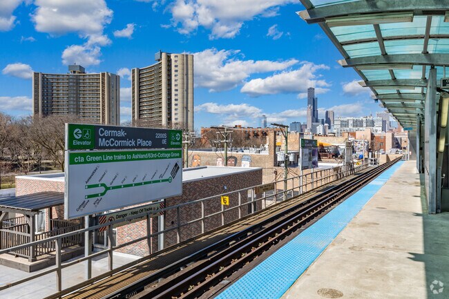 Chicago CTA Green line platform in South Loop with view of Hillard Homes.