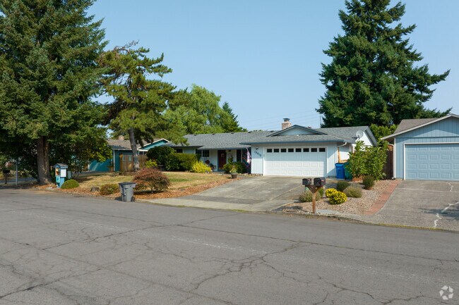 Ranch-style homes on NE 16th St often sit on 8,000‑sq‑ft to quarter‑acre lots.