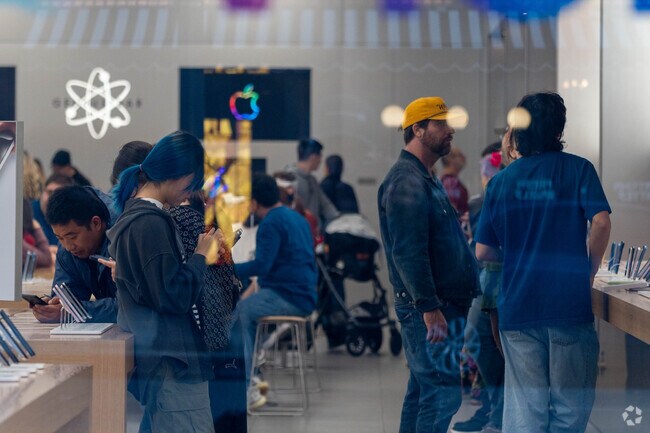 Find the Apple store in Old Town Pasadena for all your technology needs.