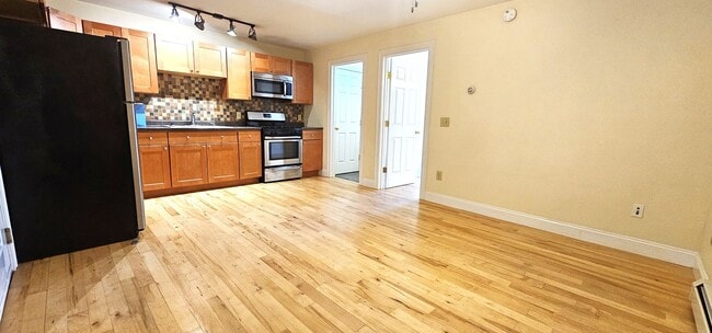 51 N Champlain St unit 5, Burlington, VT 05401 - photo 2