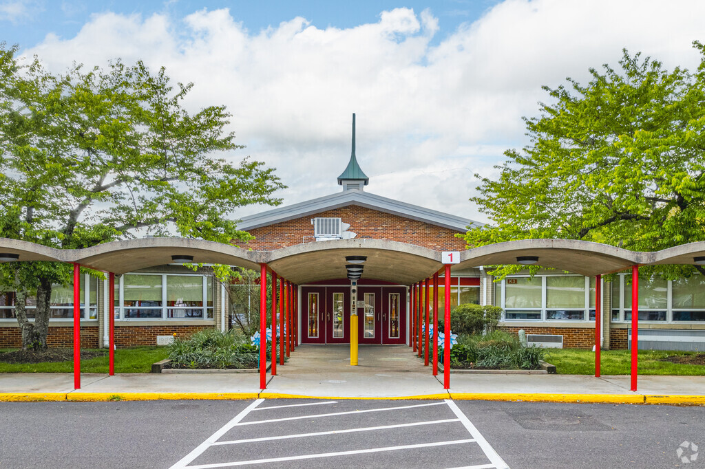 Parkway Elementary School has 361 students in grades PK-4.