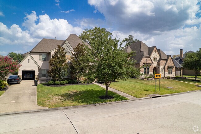 Kingwood's homes exude a blend of traditional and modern architecture.