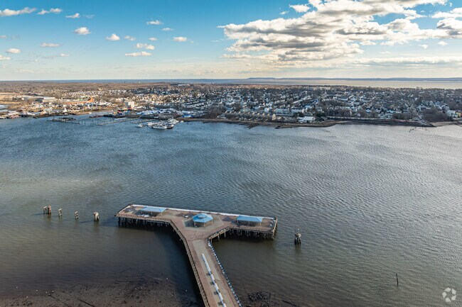 Harbortown residents have access to their own fishing pier on the Arthur Kill tidal strait.