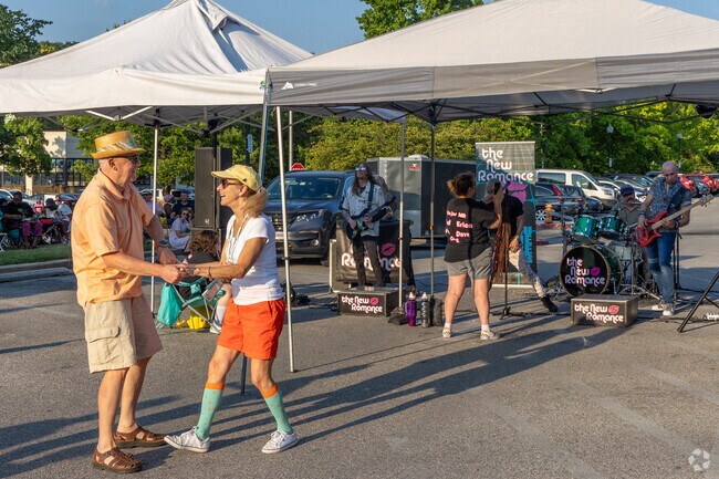 Glen Oaks locals can dance the night away at Belvedere Square’s Summer Sounds.