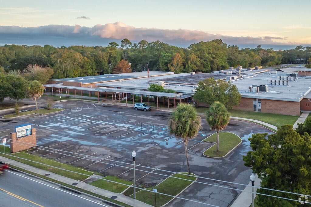 Ocean Springs Upper Elementary School is an excellent school to enroll your child.